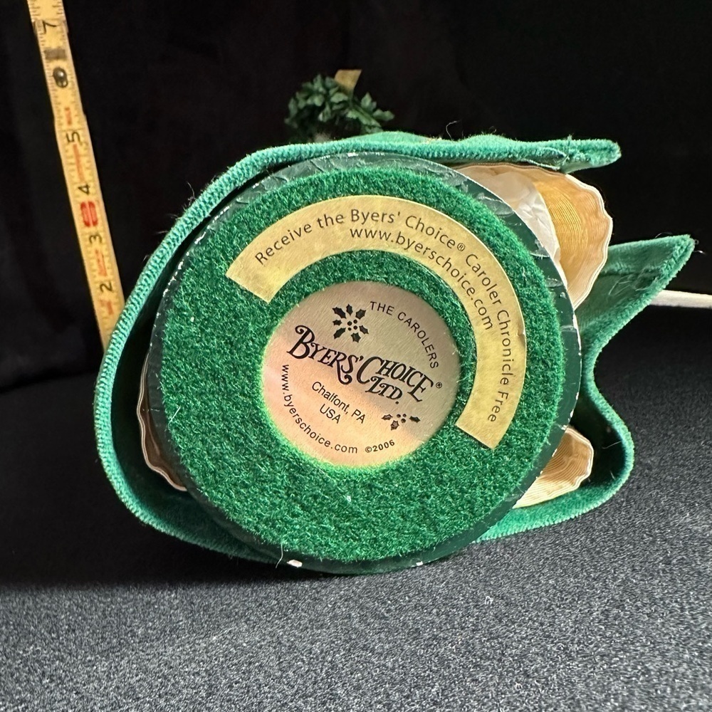Byer’s‎ choice, 2006 Irish Saint Patrick caroler Victorian lady wreath presents - Picture 10 of 10